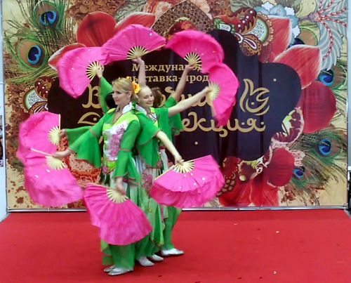 莫斯科西人學員表演傳統中國舞
