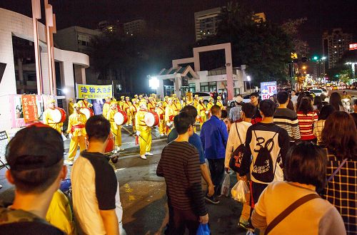 中國新年年假期間，在高雄最繁華的巨蛋商圈─瑞豐觀光夜市，法輪功活潑親切的腰鼓隊表演，吸引了很多民眾和大陸遊客駐足觀賞。