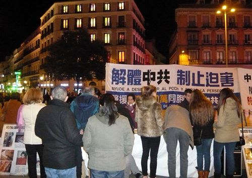 西班牙民眾簽字聲援法輪功學員反迫害