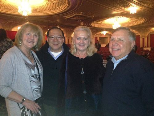 圖7：波士頓運輸部門經理Yoke Wong夫婦（左）與表哥，前美國國土安全部官員Gary Cordette夫婦（右）結伴前來波士頓歌劇院觀看神韻演出。