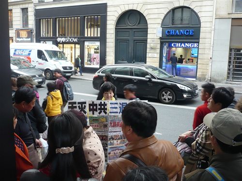 楊阿姨在商場前傳播真相、幫中國遊客「三退」（退黨、退團、退隊）