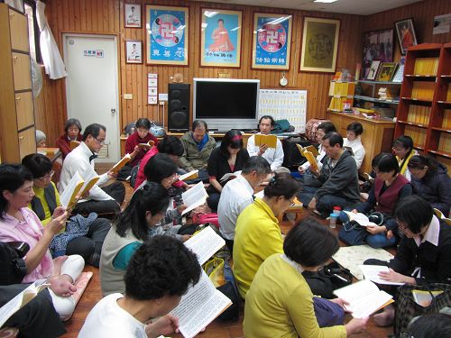 圖：台北學員利用新年五天假期，集體學法交流，比學比修，共同精進。無論新老學員都覺得收穫良多。