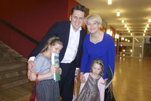 Karasiwski律師夫婦帶著兩位女兒觀看了神韻國際藝術團在波蘭羅茲的最後一場演出，心中充滿感動