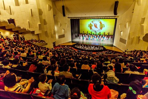 三月十五日午場神韻紐約藝術團在台南文化中心落幕壓軸演出爆滿盛況，謝幕時觀眾熱情不減。