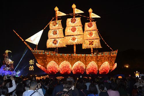 金碧輝煌的法船在台灣燈會台中燈區登場，民眾讚歎，紛紛拍照留念。