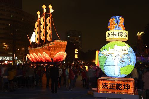法輪功學員製作的精美藝術花燈，民眾駐足觀賞、拍照。