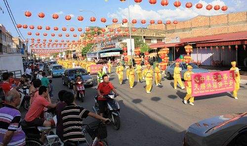 法輪功學員來到了彭亨州直涼舉行新年遊行，吸引了許多民眾追隨觀看。