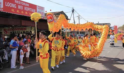 法輪功學員來到了彭亨州而連突舉行新年遊行，吸引民眾駐足觀看。