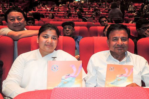 Yogendra Kumar Garg博士（右）與女兒Ms.Shivika Garg一同觀賞神韻晚會。觀賞後他們一同盛讚：「神韻展現強大的正能量可以改變觀眾，是神的選擇。」