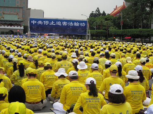圖1-2：法輪功學員在凱道舉辦活動，紀念「四•二五」和平大上訪十六週年，暨聲援二億華人退出中共黨、團、隊組織。