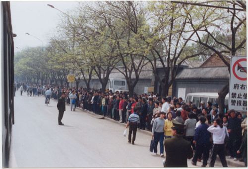 圖1：十六年前，一九九九年四月二十五日，中國大陸上萬名法輪功學員自發到北京中南海國務院信訪辦上訪，井然有序的高度自律，展現的風範震撼國際社會。