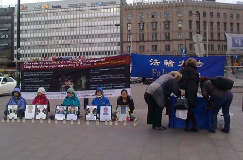 赫爾辛基火車站廣場上，燭光悼念被中共迫害死的法輪功學員