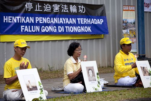 為紀念法輪功四•二五和平請願十六週年，印尼法輪功學員在雅加達的中使館前舉行靜坐請願和燭光守夜