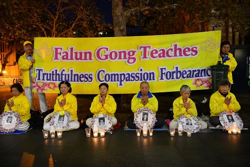 法輪功學員在燭光中靜坐紀念被中共非法迫害致死的法輪功學員