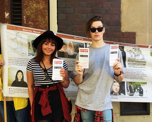 切麗（Cherie Toka）和艾登（Aiden Butterfield）在悉尼唐人街派發真相資料