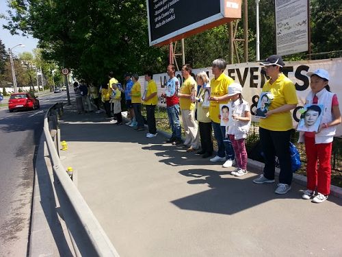 圖1：羅馬尼亞法輪功學員在中使館前抗議
