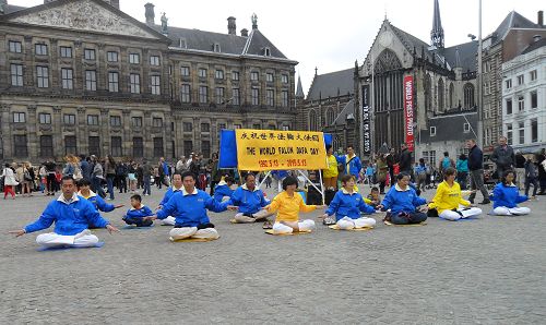法輪功學員在阿姆斯特丹王宮前達姆廣場集體煉功