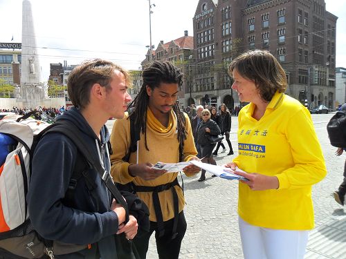 阿姆斯特丹王宮前達姆廣場上，遊客簽名支持法輪功反迫害