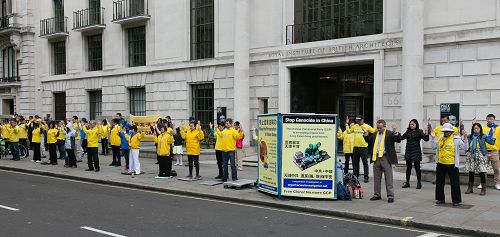 圖1-2：二零一五年五月九日，慶祝「世界法輪大法日」的英國法輪功學員在倫敦中使館前集體煉功、和平反迫害