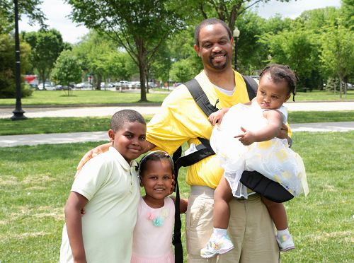 維吉尼亞州的Jamil Lawrence是一名律師，他帶著自己的三個小孩一起來參加慶典