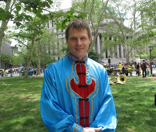 圖10：二零一五年五月十三日，德國法輪功學員彼得在紐約曼哈頓的富麗廣場參加了法輪功功法表演和舞龍