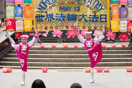 圖11：兩位住在紐約的十一歲法輪功小弟子蓮花和濛濛在富麗廣場表演了蒙古舞