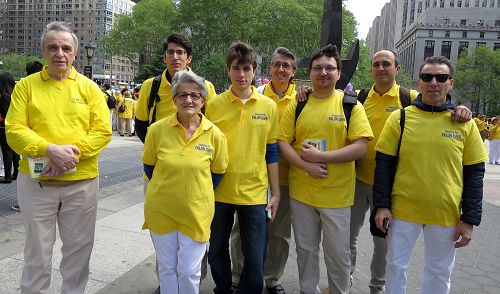 慶祝法輪大法日，意大利學員參加跨越布魯克林大橋活動
