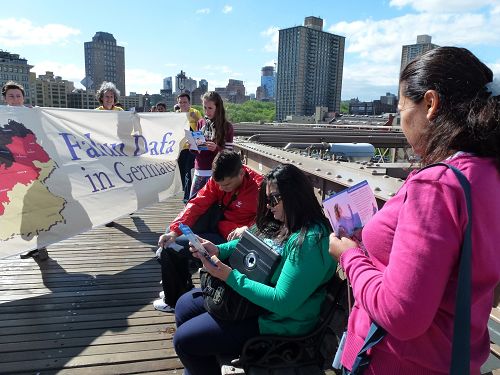 世界法輪大法日在布魯克林大橋的跨橋活動，令不少路人關注法輪功