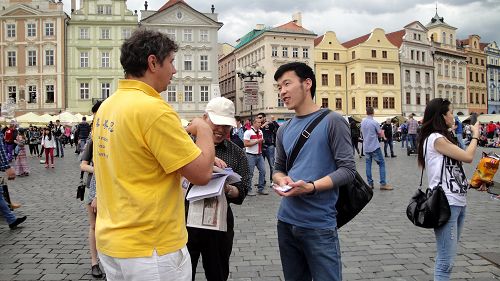 在布拉格老城廣場學員向遊客介紹法輪功真相