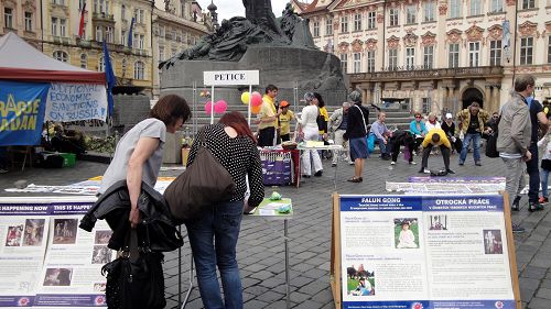 在布拉格老城廣場 遊客簽名支持法輪功反迫害