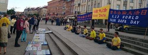 波蘭學員在老城廣場集體煉功向民眾展示法輪功功法