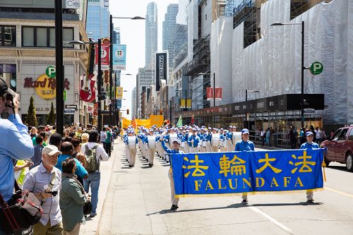 圖1-8：加拿大多倫多法輪功學員於二零一五年五月十七日中午舉行大遊行，慶祝法輪大法弘傳二十三週年。