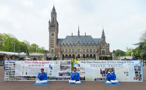 圖1：荷蘭學員來到荷蘭行政首都海牙國際法庭門前弘法