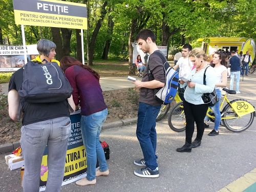 羅馬尼亞法輪功學員在布加勒斯特市中心的Cismigiu公園的入口處舉行了一場反迫害講真相活動