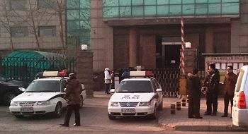 2015年2月13日，槐蔭區法院審判法庭門前堵著兩輛警察和站在一旁的便衣。