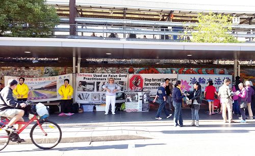 圖1：法輪功學員在悉尼奧本（Auburn）市中心的主街上舉辦反迫害講真相活動