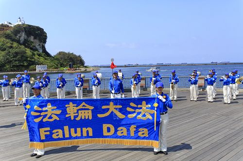 五月三日在高雄西子灣，法輪大法天國樂團和腰鼓隊親切活潑演奏，一位來自江西的阿姨豎起大拇指說：「台灣真自由！好就是好，連樂團演奏的聲音都好聽，很舒服。」