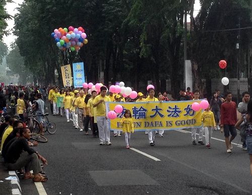 印尼泗水法輪功學員舉辦小型遊行，慶祝法輪大法日