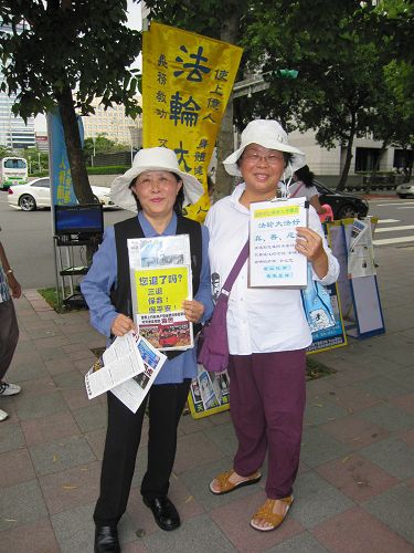 圖10：法輪功學員王雙妹（左）馬瑞珍（右） 天天到台北市國父紀念館，日以繼夜風雨無阻向廣大中國遊客講真相勸三退