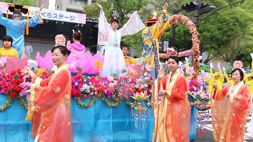 圖2：法輪功學員精美的花車行進在廣島第三十九屆花節盛典上