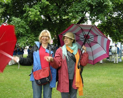 多倫多居民Eva和Marda打著雨傘一直在觀看天國樂團的演奏，她們表示自己是衝這個樂團來的。