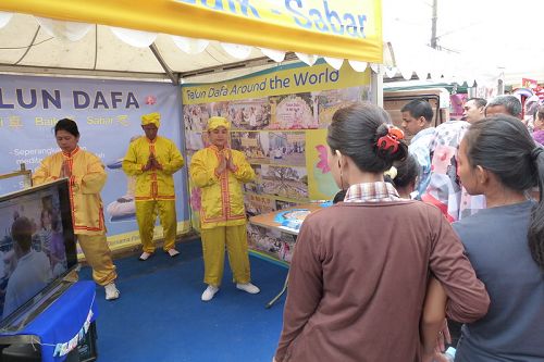法輪功學員在印尼南雅加達市文化節上的展位