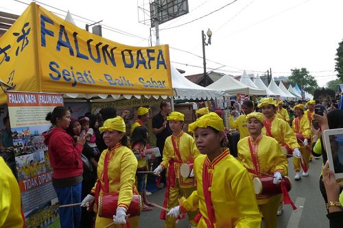 法輪功學員組成的腰鼓隊在印尼南雅加達市文化節上表演
