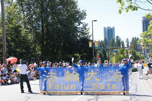 圖1-4：溫哥華市法輪功學員參加了，高貴林市 「泰迪熊節」遊行，受到沿途民眾熱烈歡迎。