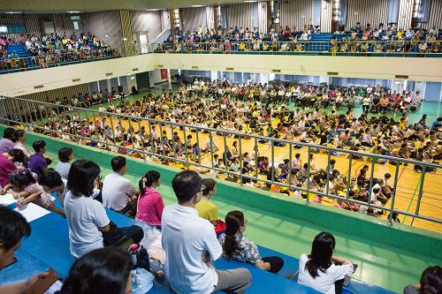 圖：法輪功學員於二零一五年六月六日在高雄市鳳新高中舉辦「全台景點講真相交流會」