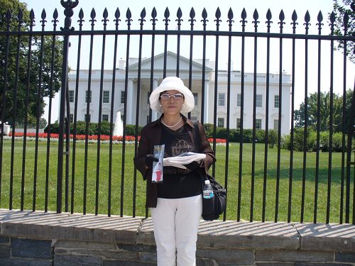 圖：關英芹女士在華盛頓DC參加法輪功講真相活動