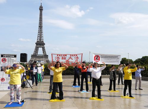 在著名的人權廣場上，法輪功學員功法演示