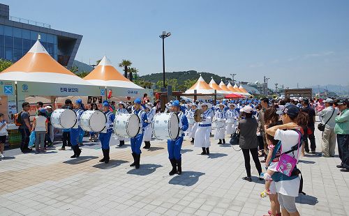 身著古典唐裝的天國樂團在釜山港慶典遊行中