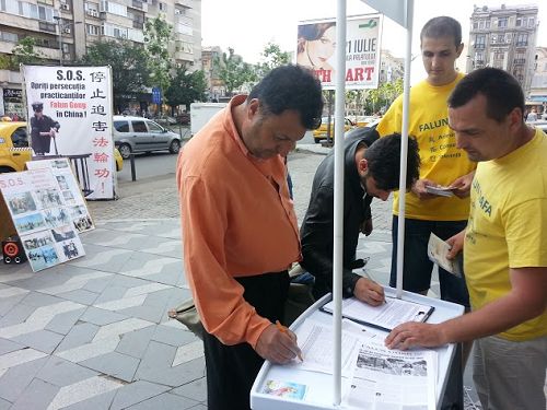布加勒斯特市中心，羅馬尼亞民眾簽名支持法輪功反迫害
