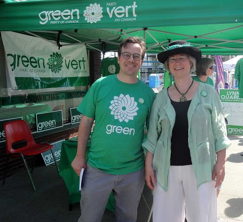 圖6：Lynne Quarmby 女士是綠黨北本拿比國會議員候選人（右），Tyler Russell 先生是現代亞洲藝術溫哥華國際中心的執行總監（左）。